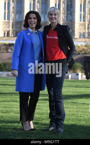 Natasha Kaplinsky e Joely Richardson (destra) in mano a salvare i bambini Petizione con oltre 60.000 firme per il Foreign Office, invitando il governo a sospendere la vendita di armi in Arabia Saudita a torre di Victoria Gardens a Londra. Foto Stock