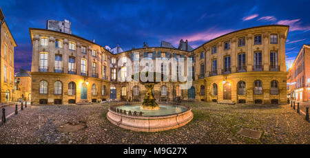 Aix-en-Provence, Francia. HDR panorama del luogo d'Albertas square con la vecchia fontana al tramonto Foto Stock