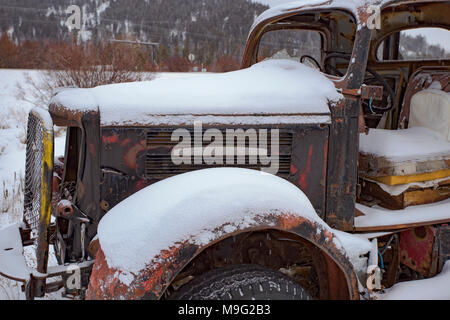 La parte anteriore di un bianco 1947 Super Power 2 1/2 ton pole carrello in un paesaggio ricoperto di neve vicino al lago d'argento, Montana. Foto Stock