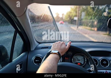 La guida sotto la pioggia con il wiper su Foto Stock