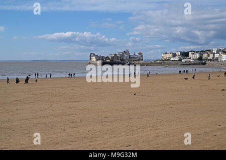 Weston-super-Mare, Regno Unito. 25 marzo, 2018. Regno Unito: meteo walkers prendere alla spiaggia la prima domenica di primavera che ha portato il tempo soleggiato, accompagnato da un freddo nord-ponentino. Keith Ramsey/Alamy Live News Foto Stock