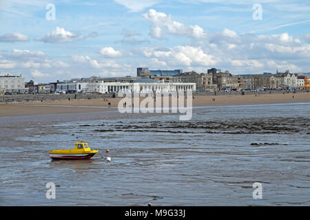 Weston-super-Mare, Regno Unito. 25 marzo, 2018. Regno Unito: meteo walkers prendere alla spiaggia la prima domenica di primavera che ha portato il tempo soleggiato, accompagnato da un freddo nord-ponentino. Keith Ramsey/Alamy Live News Foto Stock