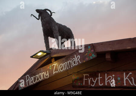 Cracovia in Polonia. 25 Mar, 2018. Tradizionali mercati di Pasqua a Cracovia, Polonia. Ogni anno il tradizionale mercato di Pasqua avviene sul Rynek Glowny la piazza centrale della città vecchia di Cracovia centro storico. Si inizia da dieci a quattordici giorni prima della Domenica di Pasqua, dura per tutta la settimana santa, e termina il lunedì di Pasqua la notte. Decine di bancarelle vendono vari Pasqua essentials, decorazioni, artigianato assortiti e alimenti. Capra. Credito: Ania Freindorf/Alamy Live News Foto Stock