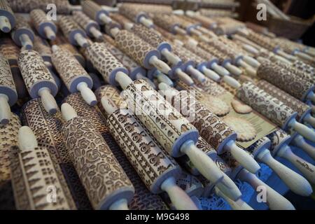 Cracovia in Polonia. 25 Mar, 2018. Tradizionali mercati di Pasqua a Cracovia, Polonia. Ogni anno il tradizionale mercato di Pasqua avviene sul Rynek Glowny la piazza centrale della città vecchia di Cracovia centro storico. Si inizia da dieci a quattordici giorni prima della Domenica di Pasqua, dura per tutta la settimana santa, e termina il lunedì di Pasqua la notte. Decine di bancarelle vendono vari Pasqua essentials, decorazioni, artigianato assortiti e alimenti. Piano di appoggio in legno. Credito: Ania Freindorf/Alamy Live News Foto Stock