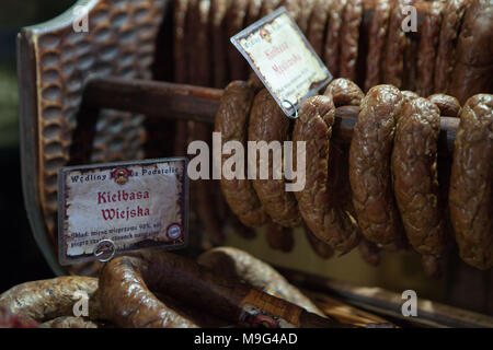 Cracovia in Polonia. 25 Mar, 2018. Tradizionali mercati di Pasqua a Cracovia, Polonia. Ogni anno il tradizionale mercato di Pasqua avviene sul Rynek Glowny la piazza centrale della città vecchia di Cracovia centro storico. Si inizia da dieci a quattordici giorni prima della Domenica di Pasqua, dura per tutta la settimana santa, e termina il lunedì di Pasqua la notte. Decine di bancarelle vendono vari Pasqua essentials, decorazioni, artigianato assortiti e alimenti. Credito: Ania Freindorf/Alamy Live News Foto Stock