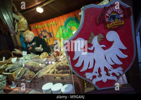 Cracovia in Polonia. 25 Mar, 2018. Tradizionali mercati di Pasqua a Cracovia, Polonia. Ogni anno il tradizionale mercato di Pasqua avviene sul Rynek Glowny la piazza centrale della città vecchia di Cracovia centro storico. Si inizia da dieci a quattordici giorni prima della Domenica di Pasqua, dura per tutta la settimana santa, e termina il lunedì di Pasqua la notte. Decine di bancarelle vendono vari Pasqua essentials, decorazioni, artigianato assortiti e alimenti. Credito: Ania Freindorf/Alamy Live News Foto Stock