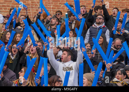 Torrita di Siena, Italia. 25 Mar, 2018. Gli spettatori attendono la partenza del Palio degli asini il 25 marzo 2018 a Torrita di Siena, Credito: risveglio Agenzia fotografica/Alamy Live News Foto Stock