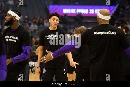 Sacramento, CA, Stati Uniti d'America. 25 Mar, 2018. Sacramento Kings avanti Justin Jackson (25).schiaffi mani con i Sacramento Kings guard Vince Carter (15) come indossano la t-shirt recanti il nome di Stephon Clark durante una partita a Golden 1 Centro Domenica Marzo 25, 2018 a Sacramento, Calif.Re e Celtics indossare magliette recanti il nome dell'uomo disarmati, Stephon Clark, che è stato ucciso dalla polizia di Sacramento. Il nero warm-up magliette hanno ''accountability. Siamo un'' sulla parte anteriore e ''Stephon Clark'' sul retro. Credito: Paolo Kitagaki Jr./ZUMA filo/Alamy Live News Foto Stock