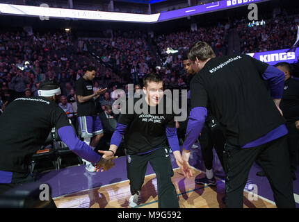 Sacramento, CA, Stati Uniti d'America. 25 Mar, 2018. Sacramento Kings Sacramento Kings guard Bogdan Bogdanovic (8) e i compagni di squadra indossare magliette recanti il nome di Stephon Clark durante una partita a Golden 1 Centro Domenica Marzo 25, 2018 a Sacramento, Calif.Re e Celtics indossare magliette recanti il nome dell'uomo disarmati, Stephon Clark, che è stato ucciso dalla polizia di Sacramento. Il nero warm-up magliette hanno ''accountability. Siamo un'' sulla parte anteriore e ''Stephon Clark'' sul retro. Credito: Paolo Kitagaki Jr./ZUMA filo/Alamy Live News Foto Stock