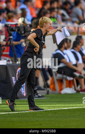 Houston, Texas, Stati Uniti d'America. 25 Mar, 2018. Nuova Dash coach Vera Pauw dirige i suoi giocatori durante il match NWSL tra il Chicago stelle rosse e la Houston Dash di BBVA Stadium di Houston, Texas. Chris Brown/CSM/Alamy Live News Foto Stock