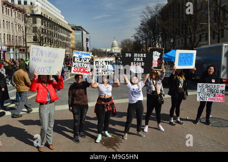 Washington, DC, Stati Uniti d'America. 24 Mar, 2018. Manifestanti line up su Pennsylvania Avenue a Washington DC per il mese di marzo per la nostra vita e la mobilitazione contro la violenza della pistola e la scuola di tiri Credito: James Kirkikis/Alamy Live News