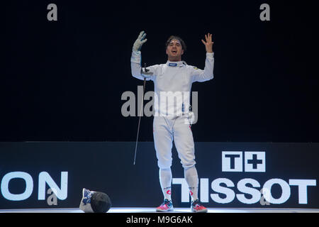 Budapest. 25 Mar, 2018. Max Heinzer della Svizzera festeggia dopo aver vinto la finale di uomini Epee Grand Prix di Budapest, in Ungheria il 25 marzo 2018. Max Heinzer rivendicato il titolo sconfiggendo Alex Fava di Francia con 15-13 in finale. Credito: Attila Volgyi/Xinhua/Alamy Live News Foto Stock