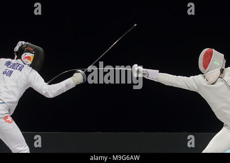 Budapest. 25 Mar, 2018. Max Heinzer (L) della Svizzera combatte contro Alex Fava della Francia durante la finale di uomini Epee Grand Prix di Budapest, in Ungheria il 25 marzo 2018. Max Heinzer rivendicato il titolo sconfiggendo Alex Fava di Francia con 15-13 in finale. Credito: Attila Volgyi/Xinhua/Alamy Live News Foto Stock