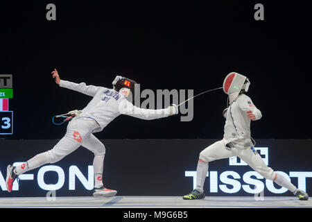 Budapest. 25 Mar, 2018. Max Heinzer (L) della Svizzera combatte contro Alex Fava della Francia durante la finale di uomini Epee Grand Prix di Budapest, in Ungheria il 25 marzo 2018. Max Heinzer rivendicato il titolo sconfiggendo Alex Fava con 15-13 in finale. Credito: Attila Volgyi/Xinhua/Alamy Live News Foto Stock