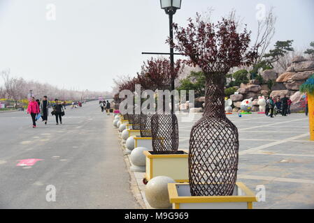 Zhengzhou, Zhengzhou, Cina. 26 Mar, 2018. Zhengzhou, Cina-26th Marzo 2018: il gigante 'vasi' fatta da alberelli può essere visto in un parco in Zhengzhou, centrale cinese della Provincia di Henan. Credito: SIPA Asia/ZUMA filo/Alamy Live News Foto Stock