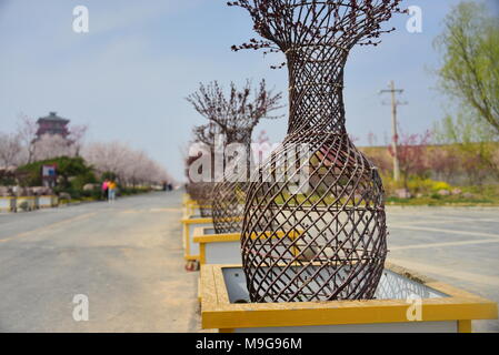 Zhengzhou, Zhengzhou, Cina. 26 Mar, 2018. Zhengzhou, Cina-26th Marzo 2018: il gigante 'vasi' fatta da alberelli può essere visto in un parco in Zhengzhou, centrale cinese della Provincia di Henan. Credito: SIPA Asia/ZUMA filo/Alamy Live News Foto Stock