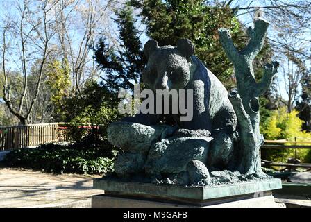 (180326) -- MADRID, 26 marzo 2018 (Xinhua) -- Foto scattata il 22 marzo 2018 mostra la statua in bronzo del panda gigante Chulin all'Acquario dello zoo di Madrid in Spagna. L anno 2018 è il quarantesimo anniversario del primo arrivo di cinesi panda giganti di Spagna. (Xinhua/Guo Qiuda) (psw) Foto Stock