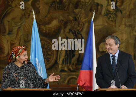 Praga, Repubblica Ceca. 26 Mar, 2018. Il vice Segretario generale delle Nazioni Unite Amina Mohammed, sinistra, e il Ministro degli esteri ceco Martin Stropnicky (ANO) assistere ad una conferenza stampa prima dell'inizio di una riunione del Consiglio Economico e Sociale delle Nazioni Unite (ECOSOC) che è quello di trattare con la realizzazione di obiettivi di sviluppo. La partecipazione di 67 paesi sarebbe cercare soluzioni ai problemi sovranazionali come il cambiamento climatico, i conflitti e la migrazione. Praga Repubblica Ceca, Marzo 26, 2018. Credito: Michal Kamaryt/CTK foto/Alamy Live News Foto Stock