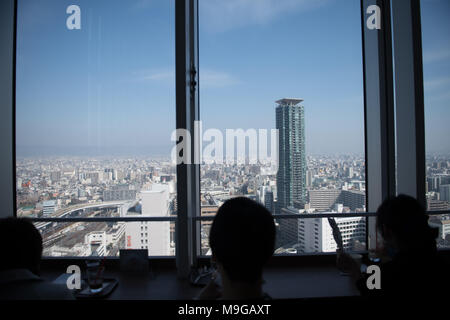 OSAKA, Giappone - 26 Marzo : una vista persone della città di Osaka da Harukas observation deck di Osaka in Giappone il 26 marzo 2018. (Foto: Richard Atrero de Guzman/AFLO) Foto Stock