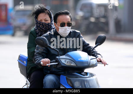 Shenyang, Shenyang, Cina. 26 Mar, 2018. Shenyang, Cina-26th Marzo 2018: un forte colpo di vento Shenyang, a nord-est della Cina di Provincia di Liaoning. Credito: SIPA Asia/ZUMA filo/Alamy Live News Foto Stock