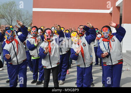 Lianyungan, Lianyungan, Cina. 26 Mar, 2018. Lianyungang, Cina-26th Marzo 2018: Gli Studenti indossando Opera di Pechino le maschere per il viso in una scuola primaria in Lianyungang, est cinese della provincia di Jiangsu, segnando il teatro del mondo di giorno in cui cade il 27 marzo di ogni anno. Credito: SIPA Asia/ZUMA filo/Alamy Live News Foto Stock