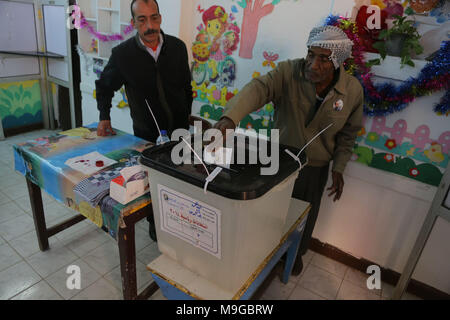 Il Cairo, Egitto. 26 Mar, 2018. Un uomo getta il suo voto in corrispondenza di una stazione di polling del Cairo, in Egitto, il 26 marzo 2018. Di voto dell'Egitto elezioni presidenziali iniziata lunedì. Credito: Ahmed Gomaa/Xinhua/Alamy Live News Foto Stock