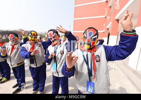 Lianyungan, Lianyungan, Cina. 26 Mar, 2018. Lianyungang, Cina-26th Marzo 2018: Gli Studenti indossando Opera di Pechino le maschere per il viso in una scuola primaria in Lianyungang, est cinese della provincia di Jiangsu, segnando il teatro del mondo di giorno in cui cade il 27 marzo di ogni anno. Credito: SIPA Asia/ZUMA filo/Alamy Live News Foto Stock