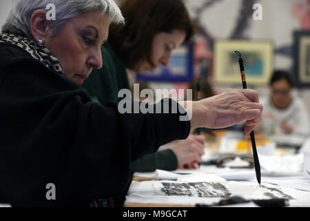 Atene, Grecia. 24 Mar, 2018. I partecipanti fanno pratica Cinese pittura paesaggio durante un workshop all'Herakleidon Museum nel centro di Atene, Grecia, 24 marzo 2018. Armati di spazzole cinesi, inchiostro e carta di riso, un gruppo di Greci di donne di diverse età e professioni condividono la passione per l'arte e il desiderio di apprendere di più circa la cultura cinese entrato a far parte di un workshop sul paesaggio cinese pittura ospitata presso un museo di Atene per il mese di marzo. Credito: Marios Lolos/Xinhua/Alamy Live News Foto Stock