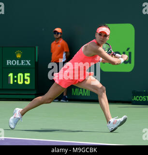 Miami, Key Biscayne, Florida, Stati Uniti d'America. 24 Mar, 2018. Agnieszka RADWANSKA (POL) sconfigge Simone Halep (ROU) da 3-6, 6-2, 6-3, al Miami aprire suonata in Crandon Park Tennis Center di Miami, Key Biscayne, Florida. © Karla Kinne/Tennisclix/CSM/Alamy Live News Foto Stock