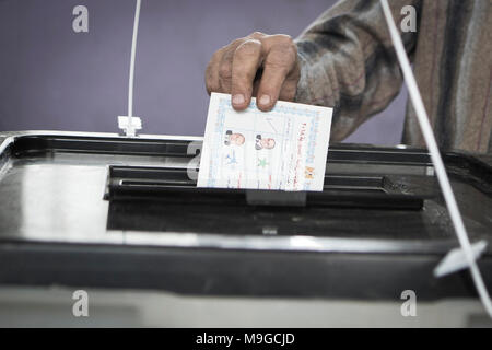 Il Cairo, Egitto. 26 Mar, 2018. Uomo egiziano getta il suo voto sul primo giorno del 2018 egiziano elezioni presidenziali, in corrispondenza di una stazione di polling, al Cairo, Egitto, 26 marzo 2018. Testa di egiziani a votare per scegliere tra incumbent Abdel Fattah al-Sisi e un altro candidato Moussa Mostafa Moussa. Credito: Gehad Hamdy/dpa/Alamy Live News Foto Stock