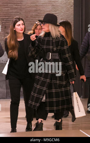 La concorrenza. Roma, American attrice Diane Keaton fotografato mentre si visita la galleria di negozi "La Rinascente" nel centro di Roma. Foto Stock