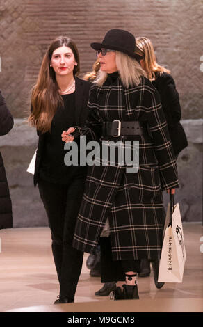 La concorrenza. Roma, American attrice Diane Keaton fotografato mentre si visita la galleria di negozi "La Rinascente" nel centro di Roma. Foto Stock