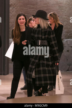 La concorrenza. Roma, American attrice Diane Keaton fotografato mentre si visita la galleria di negozi "La Rinascente" nel centro di Roma. Foto Stock