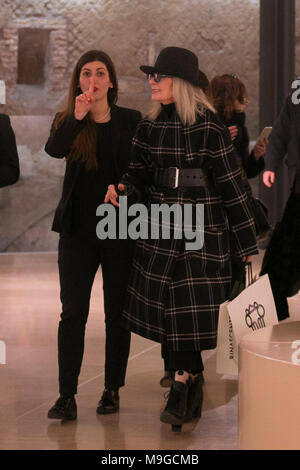 La concorrenza. Roma, American attrice Diane Keaton fotografato mentre si visita la galleria di negozi "La Rinascente" nel centro di Roma. Foto Stock