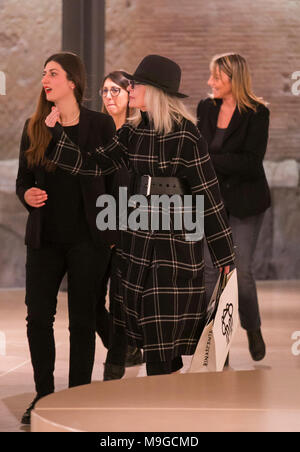 La concorrenza. Roma, American attrice Diane Keaton fotografato mentre si visita la galleria di negozi "La Rinascente" nel centro di Roma. Foto Stock