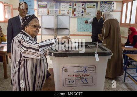 Il Cairo, Egitto. 26 Mar, 2018. Una donna getta il suo voto al Cairo il primo giorno delle elezioni presidenziali in Egitto. La votazione inizia oggi Lunedì, 26 marzo e durerà per un periodo di tre giorni. Lunedì 26 Marzo, il Cairo, Egitto Credito: Sima Diab/ZUMA filo/Alamy Live News Foto Stock