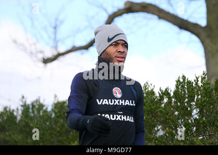 Londra, Regno Unito. 26 Mar, 2018. Raheem Sterling arriva per la formazione tecnica in Inghilterra amichevole contro l'Italia, a Tottenham Hotspur di massa di formazione il 26 marzo 2018 a Londra, Inghilterra. (Foto di Leila Coker/phcimages.com) Credit: Immagini di PHC/Alamy Live News Foto Stock