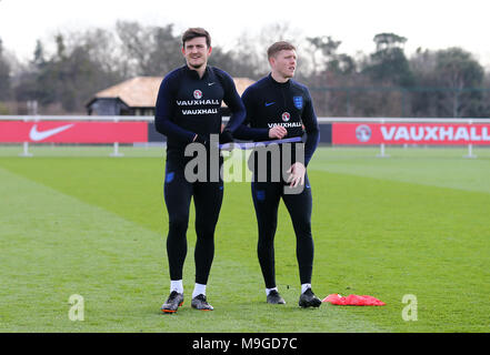 Londra, Regno Unito. 26 Mar, 2018. Harry Maguire e Alfie Mawson durante il corso di formazione prima di Inghilterra amichevole contro l'Italia, a Tottenham Hotspur di massa di formazione il 26 marzo 2018 a Londra, Inghilterra. (Foto di Leila Coker/phcimages.com) Credit: Immagini di PHC/Alamy Live News Foto Stock