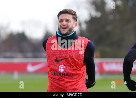 Londra, Regno Unito. 26 Mar, 2018. Adam Lallana durante il corso di formazione prima di Inghilterra amichevole contro l'Italia, a Tottenham Hotspur di massa di formazione il 26 marzo 2018 a Londra, Inghilterra. (Foto di Leila Coker/phcimages.com) Credit: Immagini di PHC/Alamy Live News Foto Stock