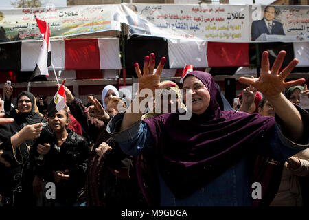 Il Cairo, Egitto. 26 Mar, 2018. Le donne egiziane gesto sul primo giorno del 2018 egiziano elezioni presidenziali in corrispondenza di una stazione di polling al Cairo, Egitto, 26 marzo 2018. Testa di egiziani a votare per scegliere tra il presidente uscente Abdel Fattah al-Sisi e il suo avversario Moussa Mostafa Moussa. Credito: Gehad Hamdy/dpa/Alamy Live News Foto Stock