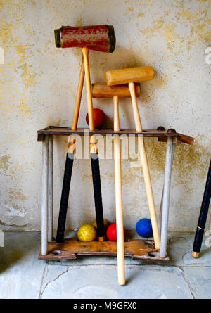 Croquet mazze e palline Racimolato pronto per andare in una casa di campagna inglese Foto Stock