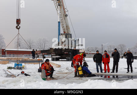 San Pietroburgo, Russia - 17 Gennaio 2016: personale Emercom costruire il foro di ghiaccio nel Kronverk stretto per le celebrazioni del Battesimo di Gesù. A Pasqua Foto Stock