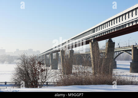 Novosibirsk, Russia - 20 dicembre 2014: Metropolitana ponte che attraversa il fiume Ob in un giorno d'inverno. È il mondo più lungo ponte della metropolitana con la lunghezza 2145 m Foto Stock