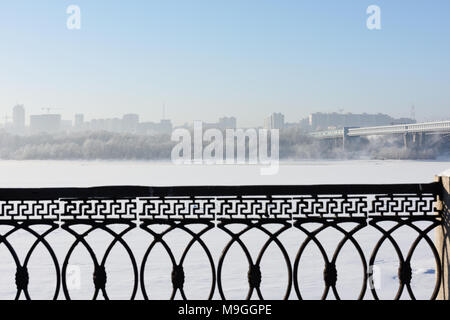 Novosibirsk, Russia - 20 dicembre 2014: Metropolitana ponte che attraversa il fiume Ob e la riva sinistra parte della citta'. È il mondo più lungo ponte della metropolitana con la le Foto Stock