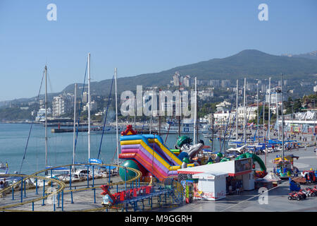 Attrazioni di divertimento nel porto di Yalta, Crimea, Ucraina Foto Stock