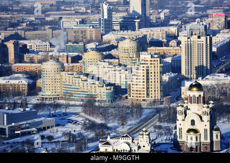 Ekaterinburg, Russia - 2 Gennaio 2015: vista aerea alla Chiesa sul sangue in onore di Tutti i Santi risplendenti nella terra russa. La chiesa costruita Foto Stock