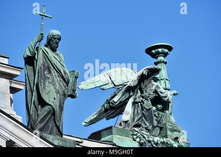 San Pietroburgo, Russia - 5 Marzo 2015: scultura di apostolo Filippo sulla San Isaacs Cathedral. Sculture di apostoli per il duomo creato da G Foto Stock