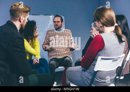 Pullman e il gruppo di supporto durante la terapia psicologica. Foto Stock