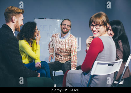 Pullman e il gruppo di supporto durante la terapia psicologica. Foto Stock