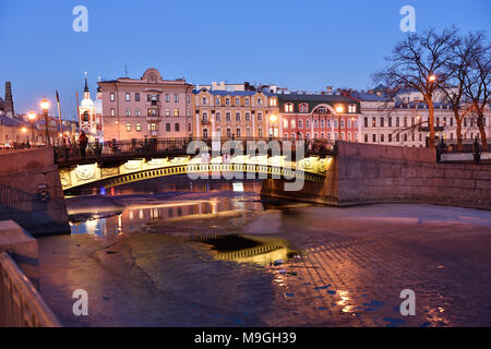 San Pietroburgo, Russia - 16 Marzo 2015: 1° ponte di ingegneri in primavera la sera. Costruito nel 1824-1825, il ponte fu ricostruito nel 1952-1954 Foto Stock